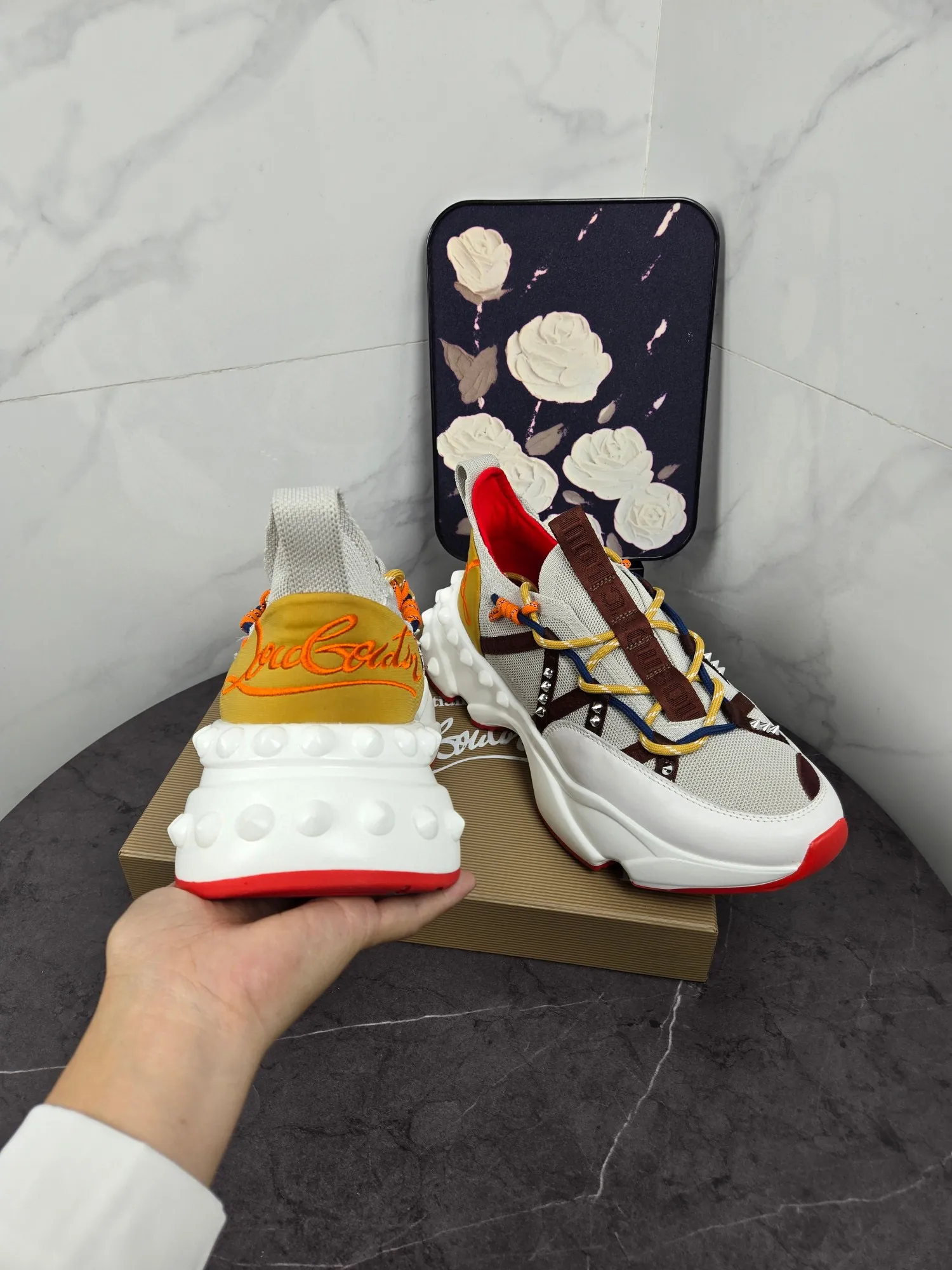 💰¥680 Original item from trendy brand Chri*stian loubou*tin, the latest series of CL red-soled shoes for casual couples. The upper is made of imported Lycra + high-density breathable fly weave, and the environmentally friendly high-elastic suction mold pad will never delaminate. The outsole is made of super non-slip and wear-resistant PU + vacuuming. Two-color combination Size: Female 35-43 Male 38-47 Comes with handbag, card, shoehorn" full package (Female 41 42 43 men 46 47 customized)